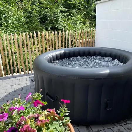 Spacious House In With Jacuzzi And Peaceful Garden