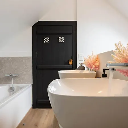 Spacious House In With Jacuzzi And Peaceful Garden