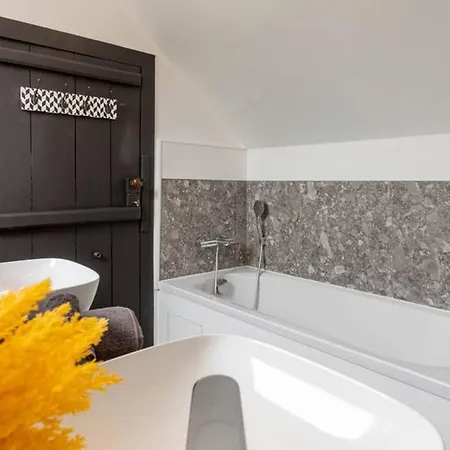 Nyaraló Spacious House In With Jacuzzi And Peaceful Garden Spa