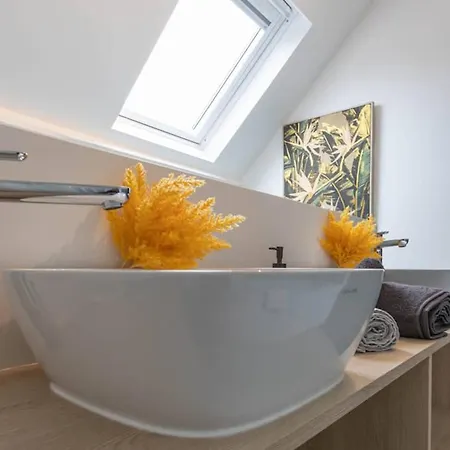 Nyaraló Spacious House In With Jacuzzi And Peaceful Garden